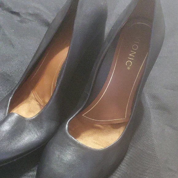 ♻️👠 Vionic Black Color Pumps - Picture 3 of 8